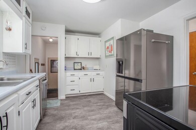 1 Grand Ave kitchen photo 4