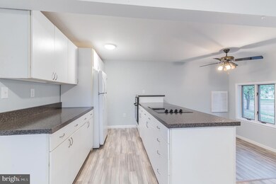 8 Farmington Ct, Pottstown, PA 19464 - photo 4