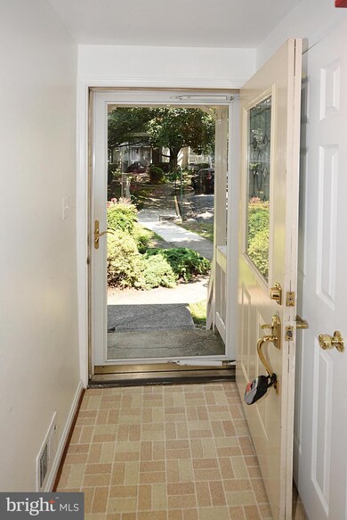 11909 Crosswind Ct, Reston, VA 20194 - photo 3