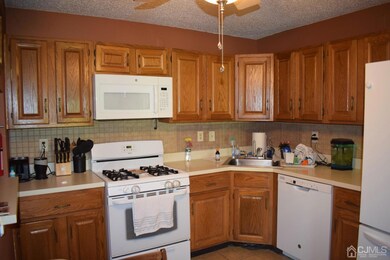 50 Taylor Dr unit 323, Franklin Park, NJ 08823 - photo 6