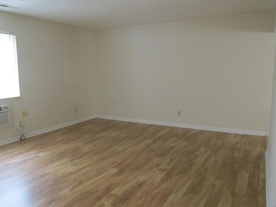 2308 B 4th_living2
