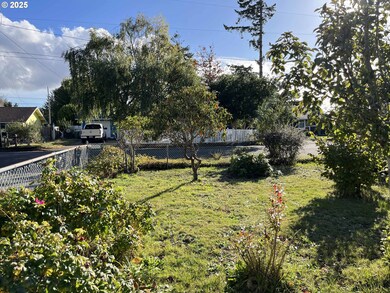 2045 19th St, Florence, OR 97439 - photo 4