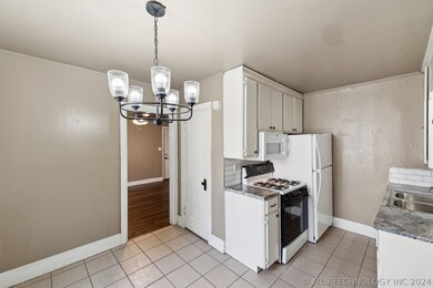 315 S Weenonah Ave, Claremore, OK 74017 - photo 4