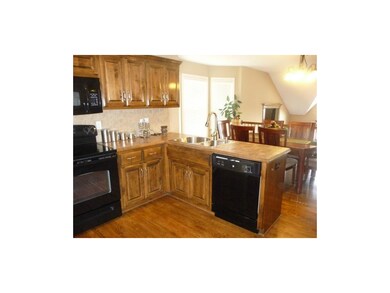 Open floorplan between kitchen and dining