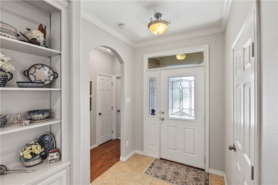 Foyer entrance featuring arched walkways, ornament
