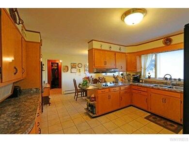 Kitchen Dining Nice large kitchen with double oven