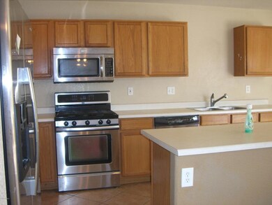 KITCHEN FEATURES GAS RANGE & MICROWAVE