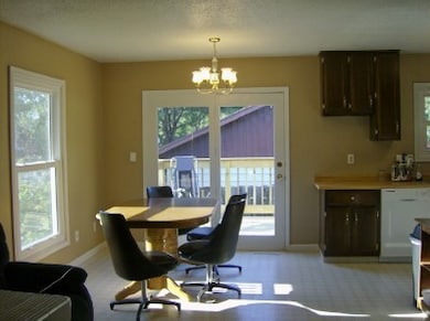 Dining Room and Kitchen<|><|>