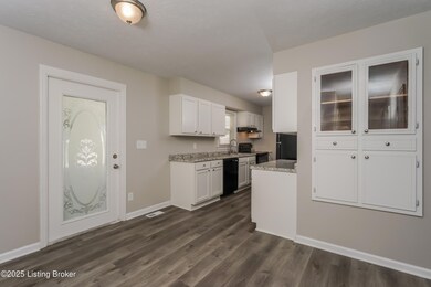 8300 Pandorea Dr, Louisville, KY 40258 - photo 6