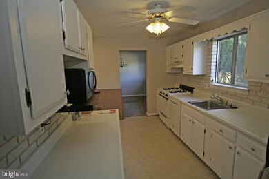 18913 Abbotsford Cir, Germantown, MD 20876 - photo 2