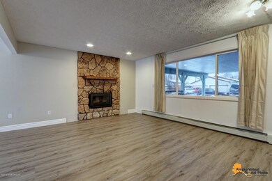 3120 E 41st Livingroom2