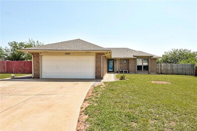 1229 NE 24th St, Moore, OK 73160 - photo 6