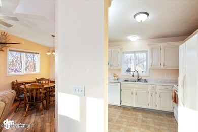 Kitchen & Dining