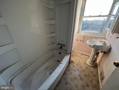 301 Wisewell Ct, Halethorpe, MD 21227 - photo 7