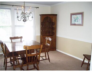 Dining Room. Pretty Dining Room hascrown molding, 
