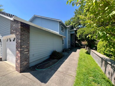 571 Briarwood Dr, Central Point, OR 97502 - photo 2