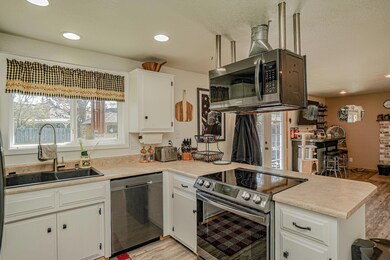 736 Hemlock Ave, Central Point, OR 97502 - photo 3