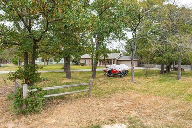 712 Kiowa Dr E, Gainesville, TX 76240 - photo 2