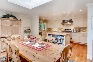 Casual eat-in kitchen