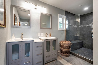 1511 E Groves Dr-49