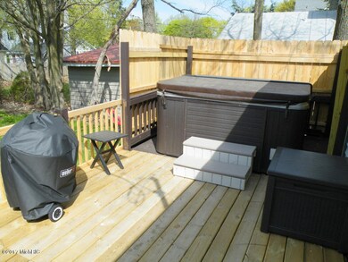 510 N Hudson St, Lowell, MI 49331 - photo 4