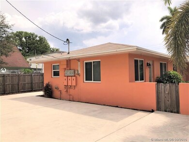 Corner unit with hurricane impact windows