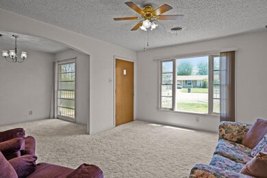 Living area with visible vents, a wealth of natura