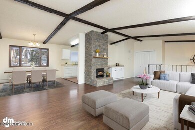 07-Living Room 20210412-DW-0259_Final