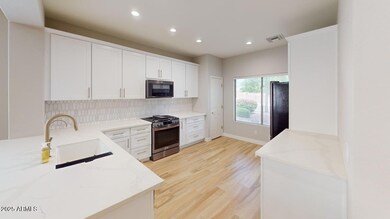 21222-n-94th-ln-kitchen