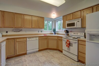 Kitchen w/all appliances