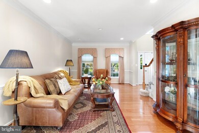 10816 Crippen Vale Ct, Reston, VA 20194 - photo 5