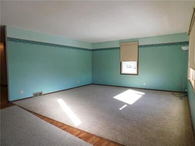 2422 N 4th Ave E, Newton, IA 50208 - photo 3