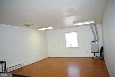 270 N Washington St unit APARTMENT B, Berkeley Springs, WV 25411 - photo 3