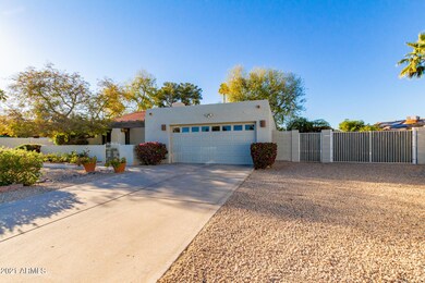 Large side yard with RV gates