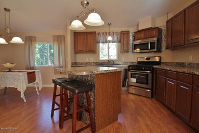 Kitchen & Dining