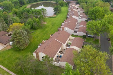End unit, Corner Unit, Pond belongs to town home r