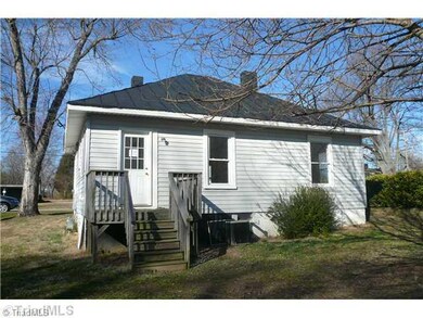 405 Thomas St, Reidsville, NC 27320 - photo 2