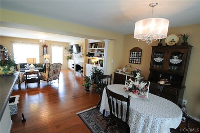 HARDWOODS ARE SPARKLING! LOOK AT THE COLUMNS FLANK