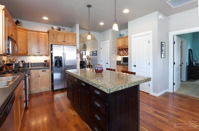 1522 NW Hemlock Ave, Redmond, OR 97756 - photo 4