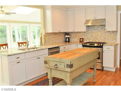 Kitchen - Hardwood Floors, Stainless Appliances, L