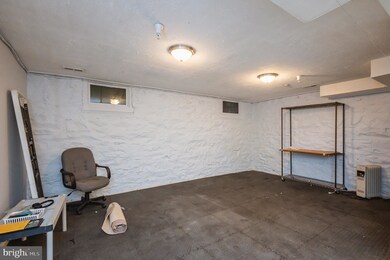 526 S Chapel Gate Ln, Baltimore, MD 21229 - photo 6