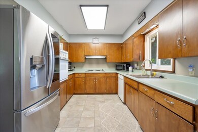 126 N Genevieve St, Cedar Falls, IA 50613 - photo 7