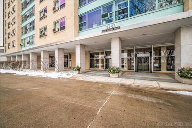3180 N Lake Shore Dr unit 5E, Chicago, IL 60657 - photo 2