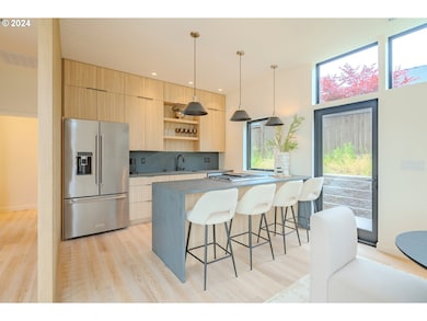 Kitchen-Breakfast Bar