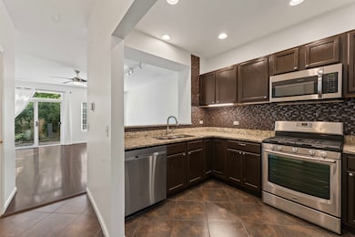 8045 Sierra Woods Ln unit 8045, Carpentersville, IL 60110 - photo 6