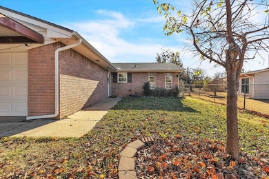 203 Kimberly Ln, Yukon, OK 73099 - photo 3