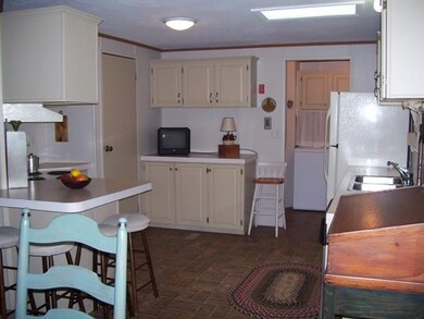 739 Daniel Shays Hwy, Athol, MA 01331 - photo 5