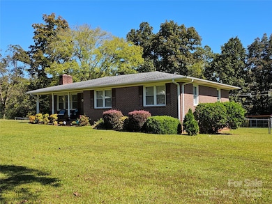 802 Linden Dr, Chester, SC 29706 - photo 4