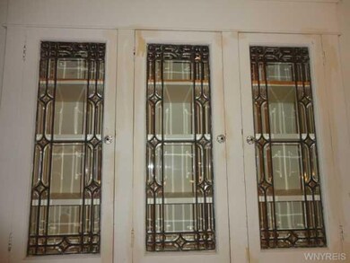 Dining Room The beveled glass doors on the built i