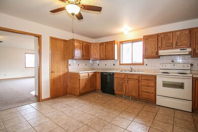 17123 W Emery Rd, Evansville, WI 53536 - photo 5